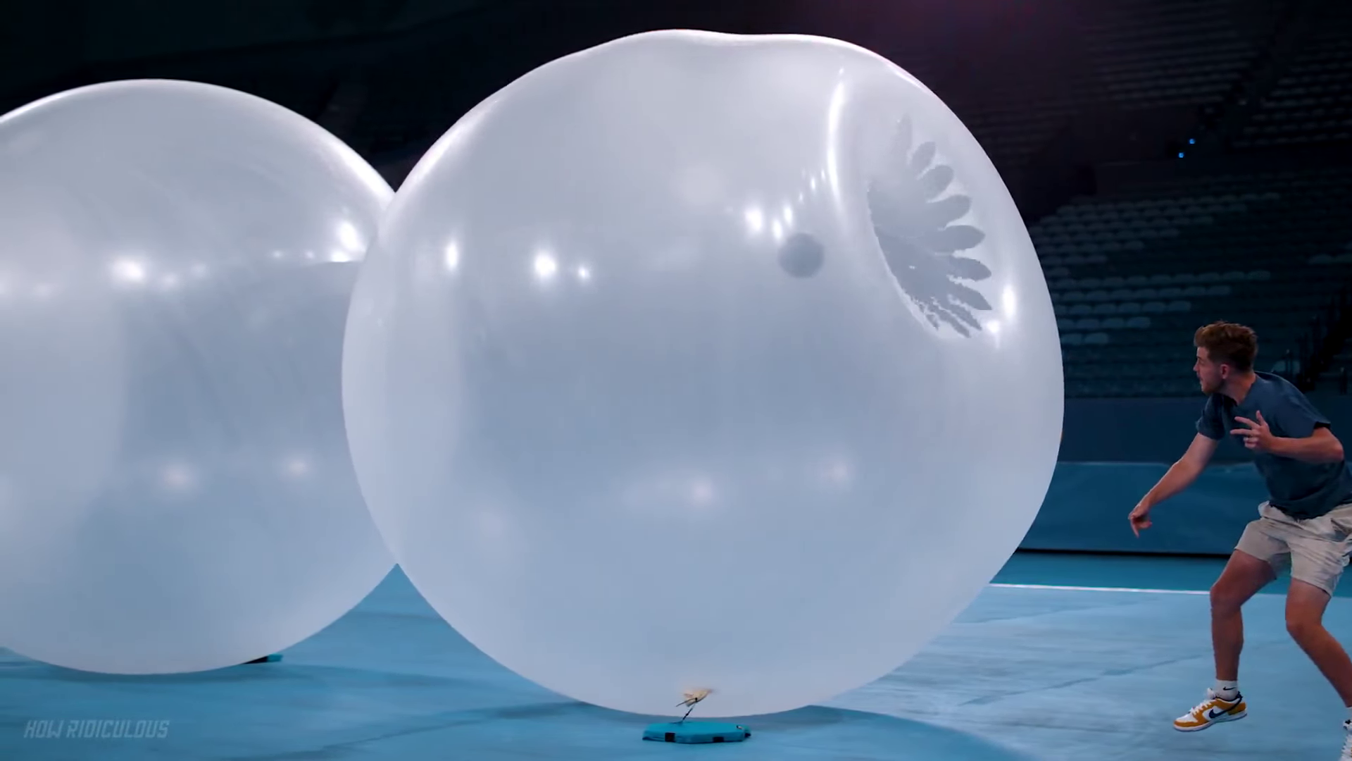 Бросание шаров. Самый большой воздушный шар в мире. Кидать шары. Огромные воздушные шары кидать со сцены.